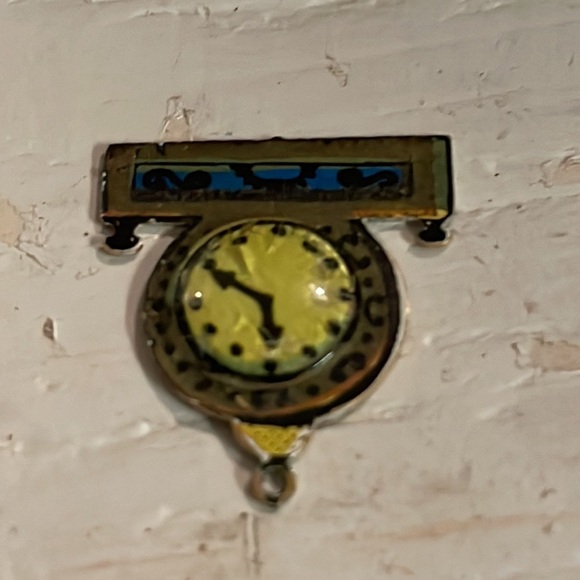 0.75” gold tone clock shaped & face charm pendant with jump hoop - Picture 7 of 12